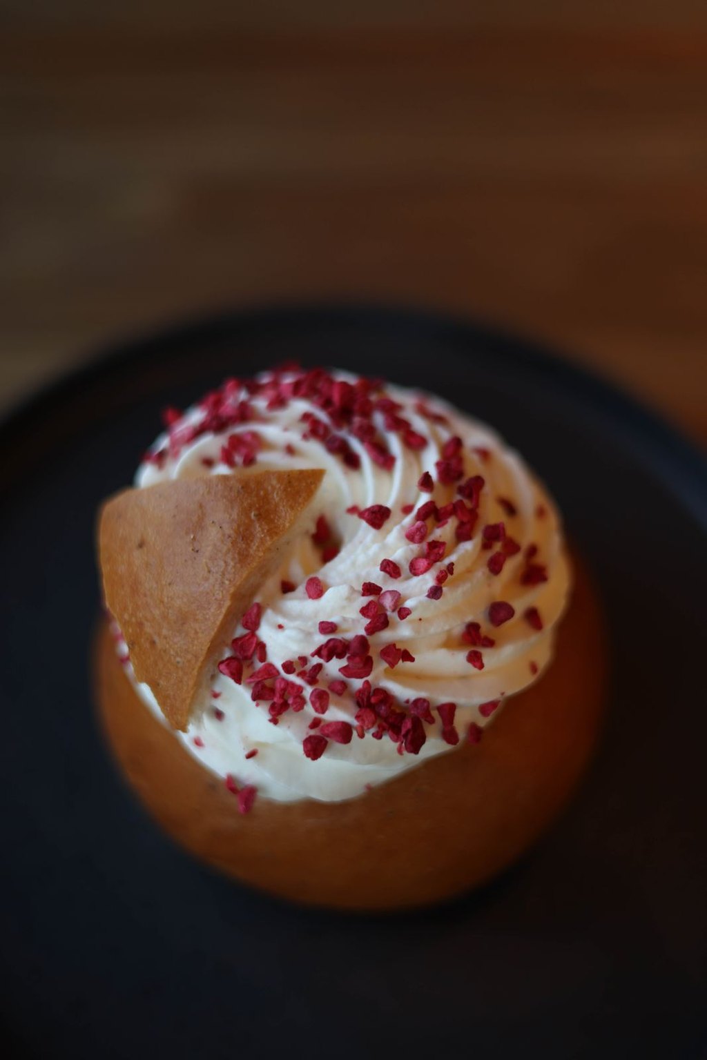 Szwedzkie bułeczki semla z bitą śmietaną