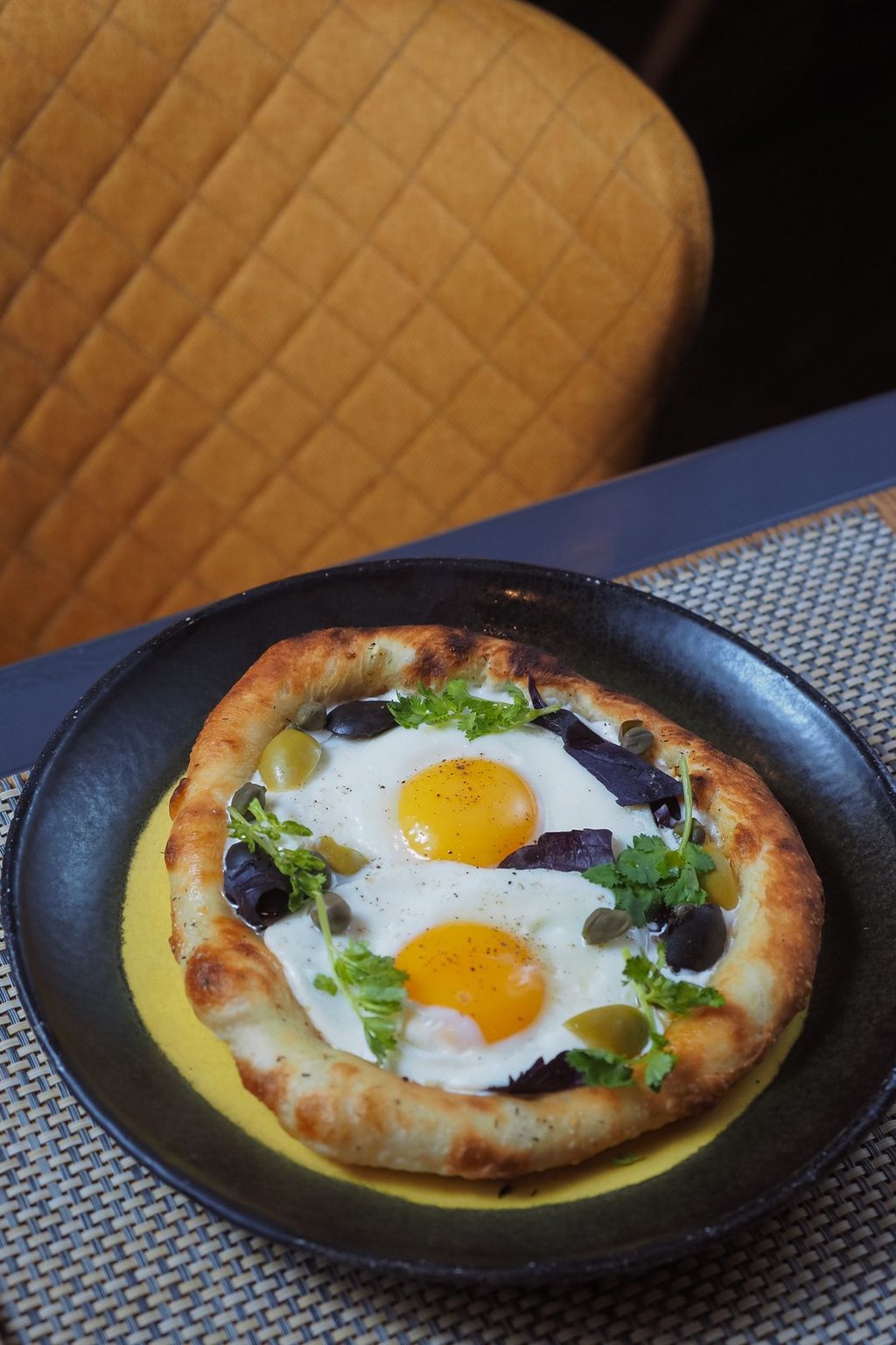 Pizza śniadaniowa z boczkiem i jajkiem