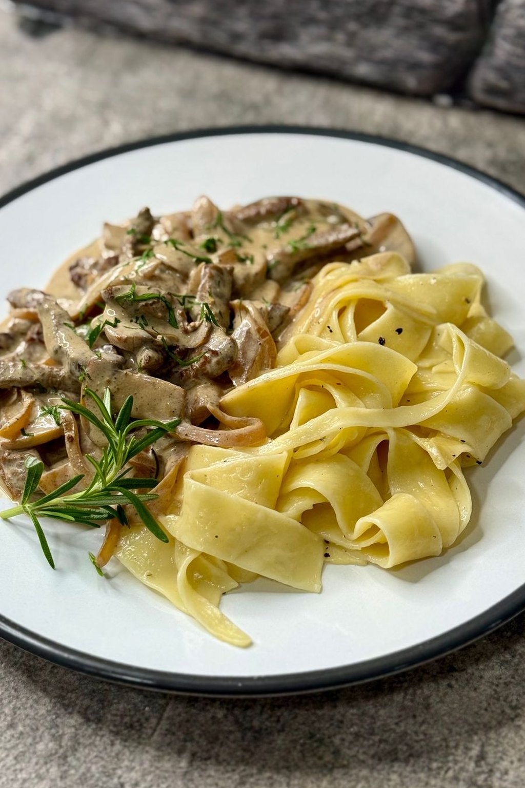 Stroganow z pieczarek z wstążkami