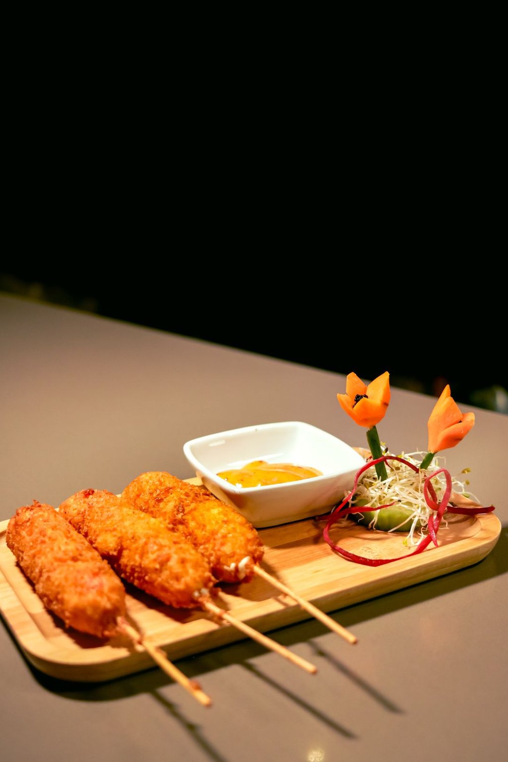 Koreańskie corn dogi z parówką i serem