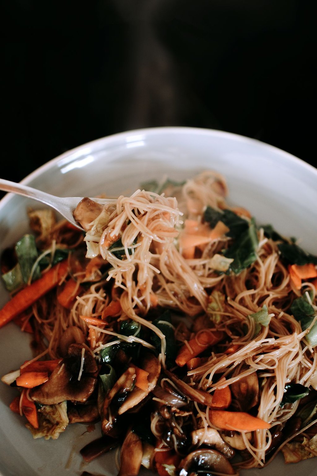 Japchae, makaron szklany z wołowiną i warzywami