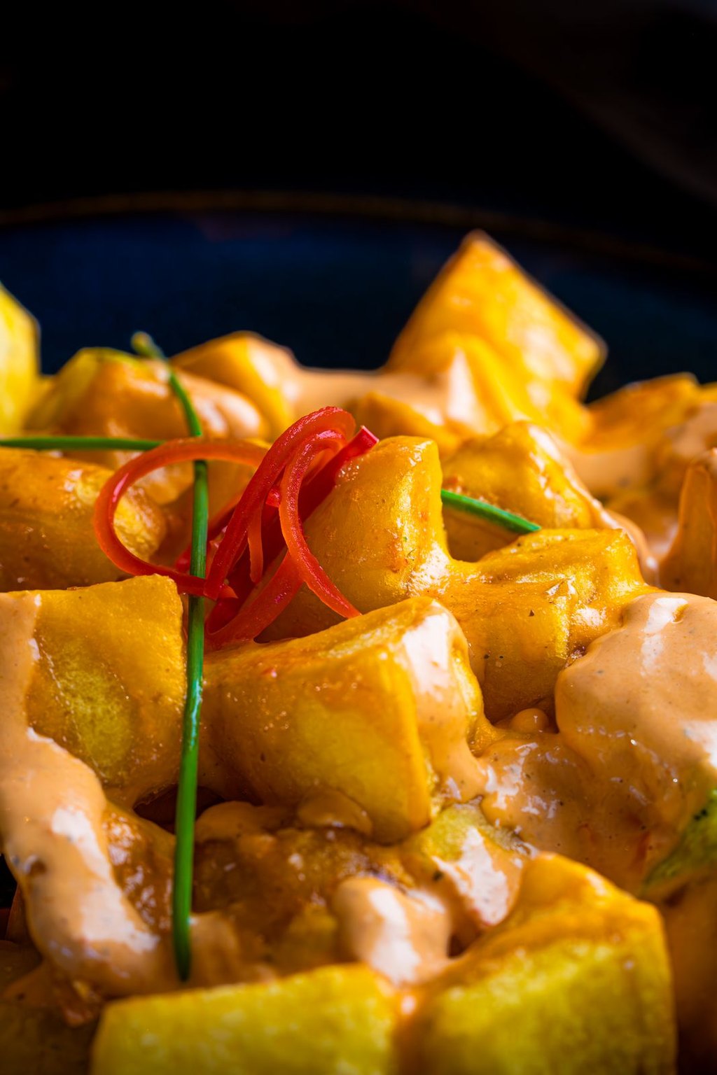Patatas bravas z pikantnym sosem