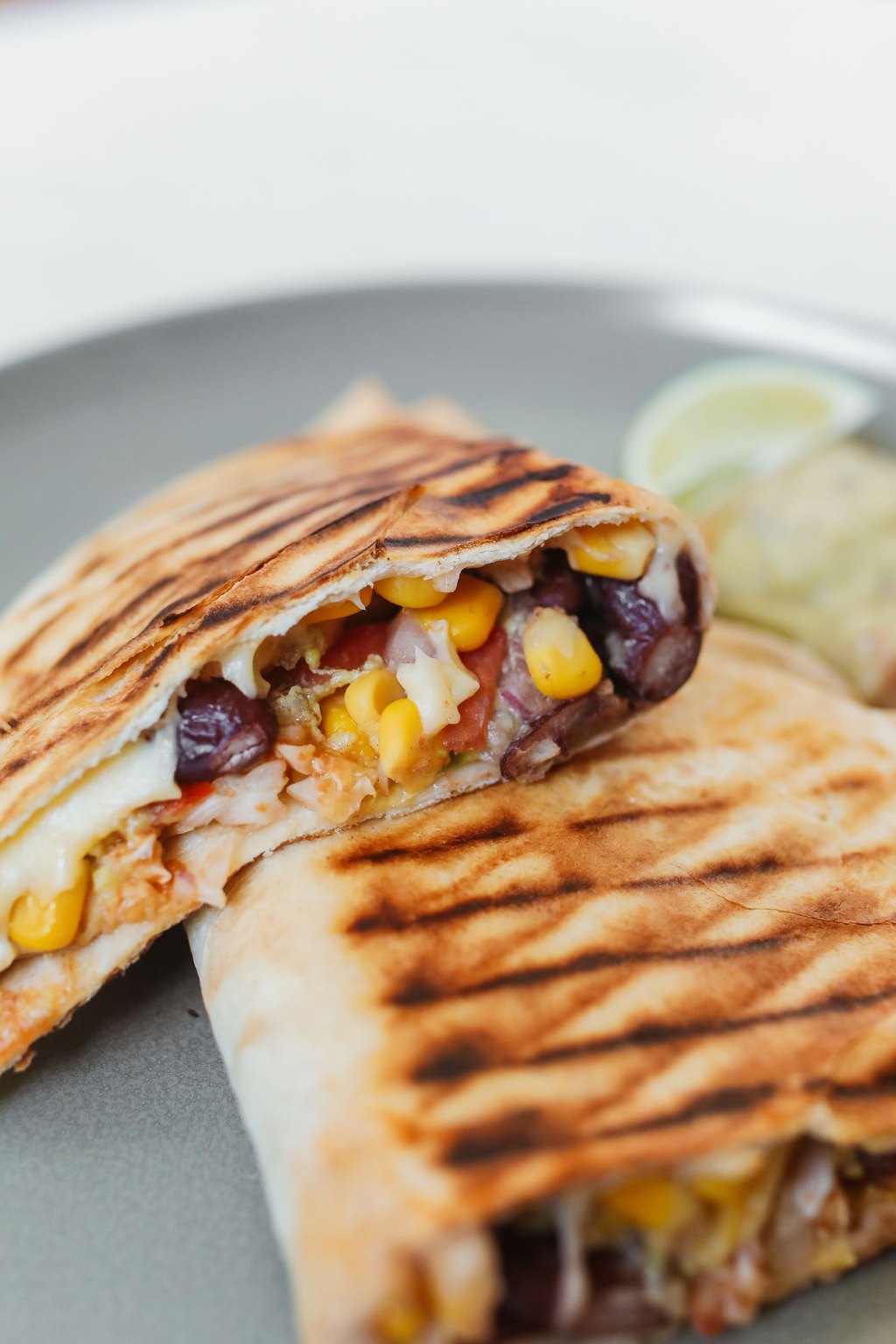 Białkowa quesadilla z fasolą i twarogiem