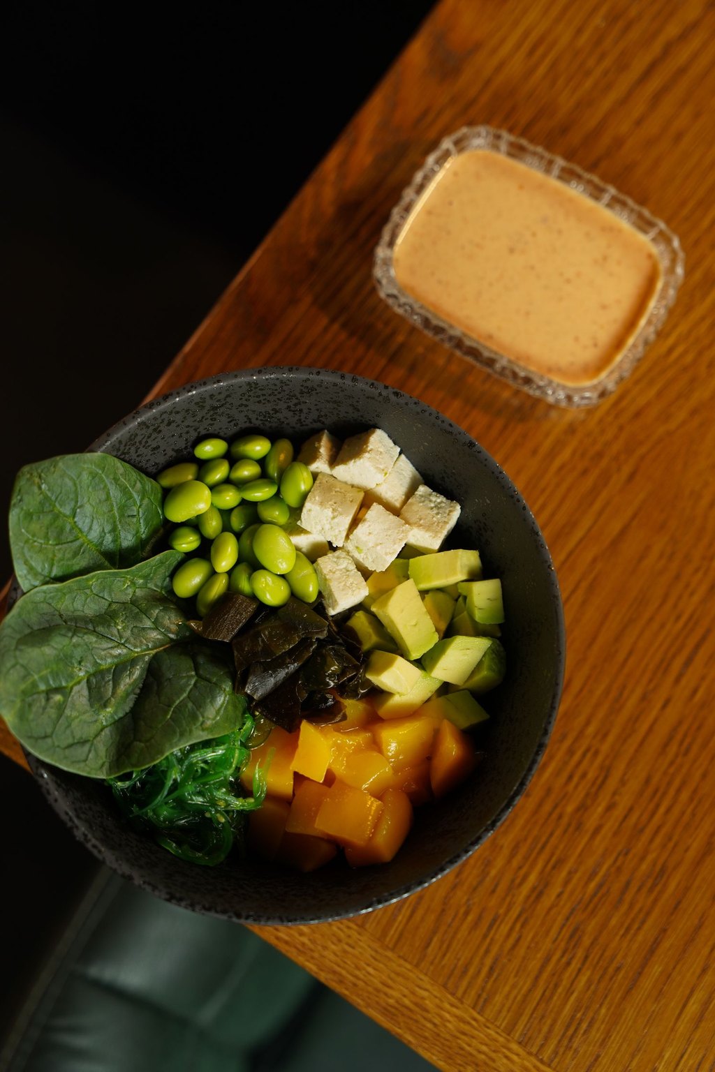 Białkowy stos tofu z limonkowym edamame
