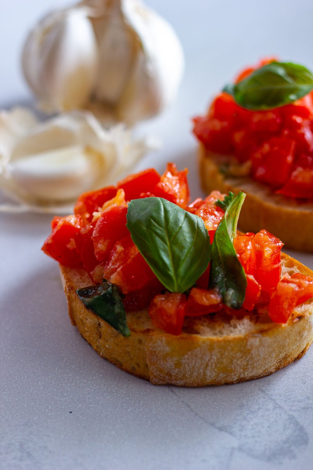 Bruschetta z pomidorami i parmezanem