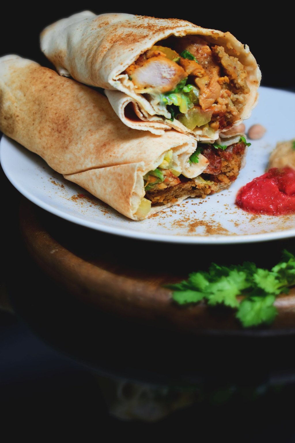 Chrupiąca tortilla z kurczakiem i sosem jogurtowo-chili
