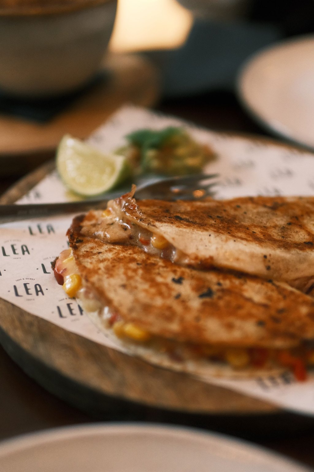 Śniadaniowa quesadilla z jajkiem, kimchi i limonką