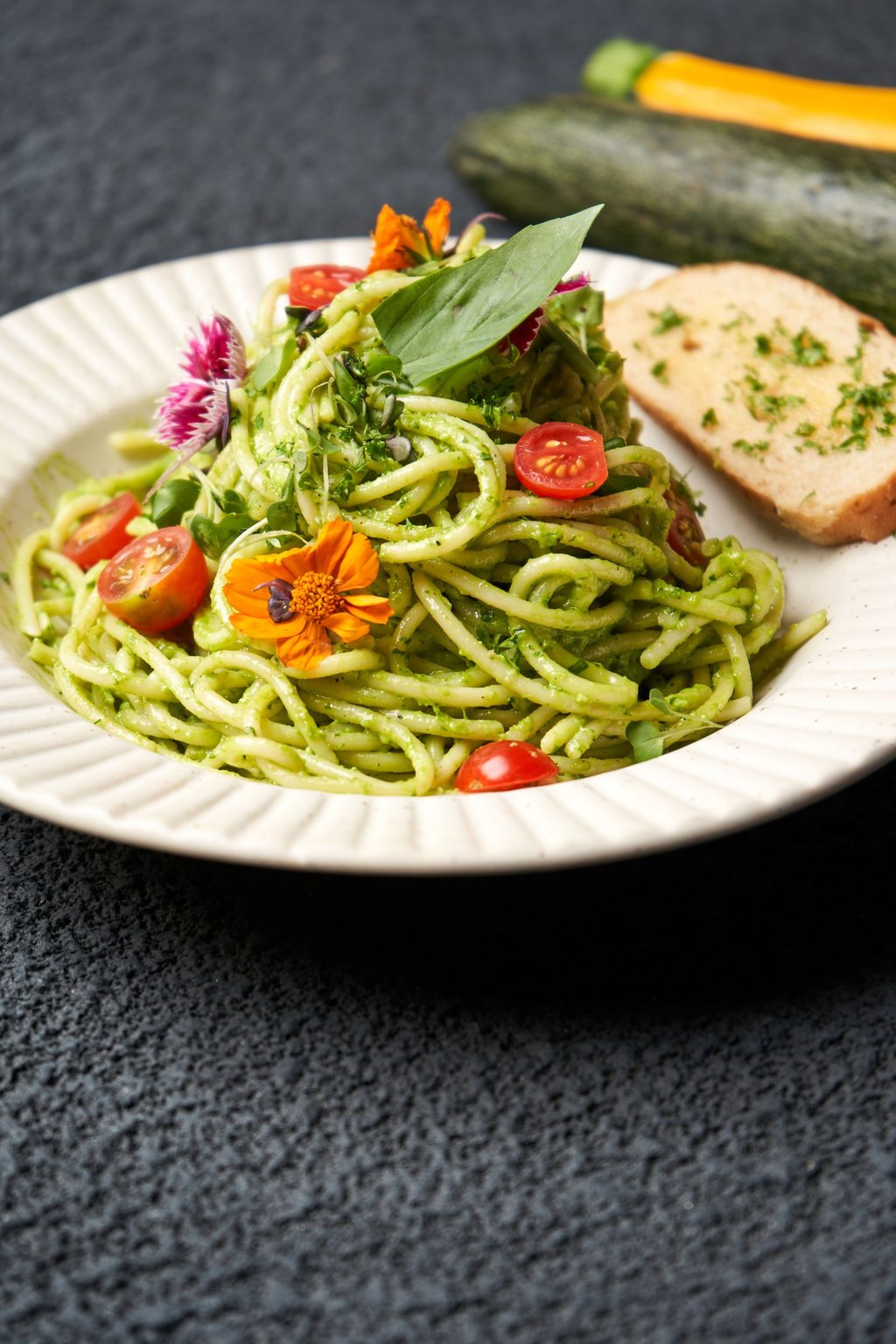 Spaghetti w kremowym sosie z cukinii