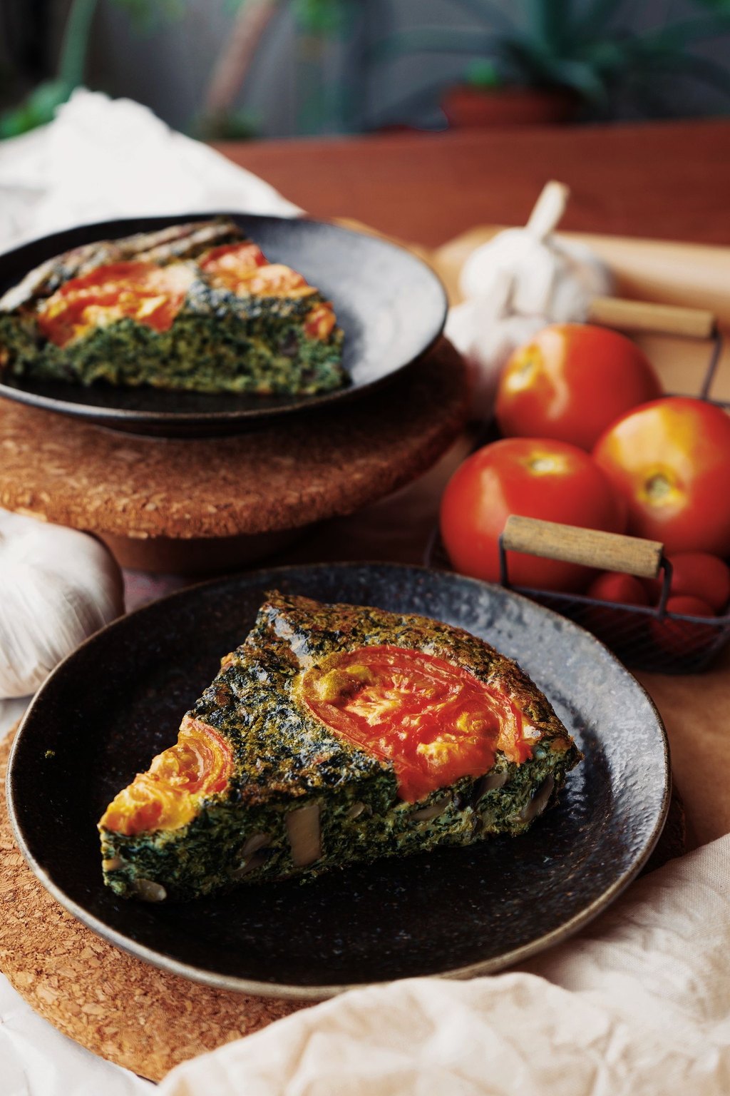 Wegańska tarta z tofu, szpinakiem i pomidorkami