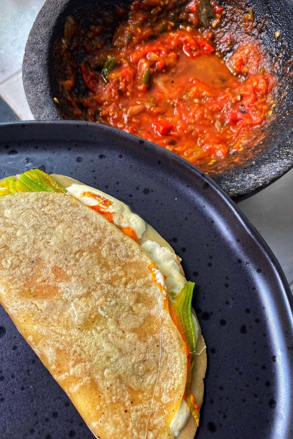 Złocista quesadilla z fasolą i kukurydzą