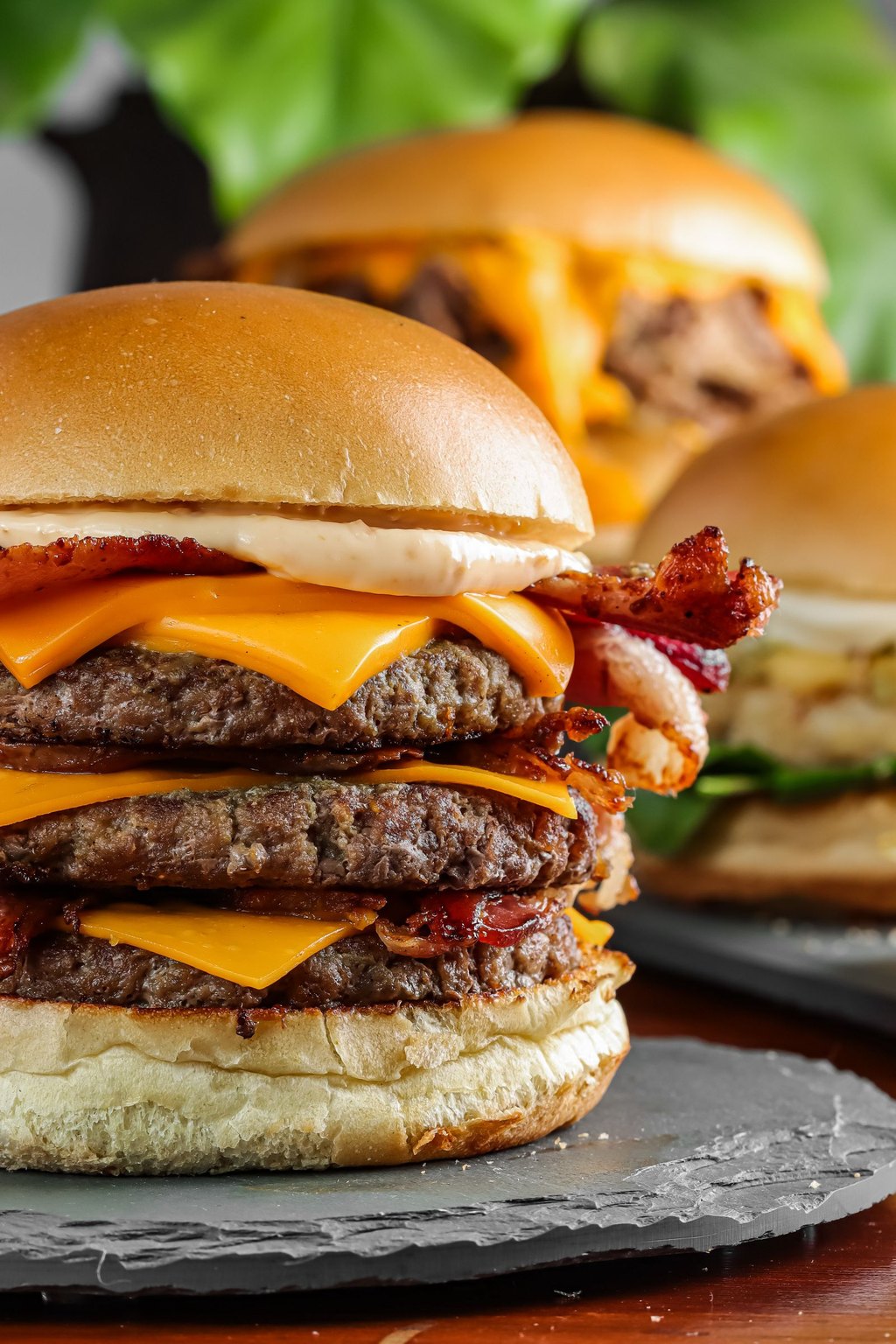 Potrójny smash burger z bekonem i cheddarem
