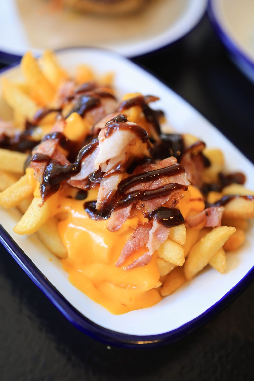 Loaded fries z bekonem, sosem serowym i BBQ