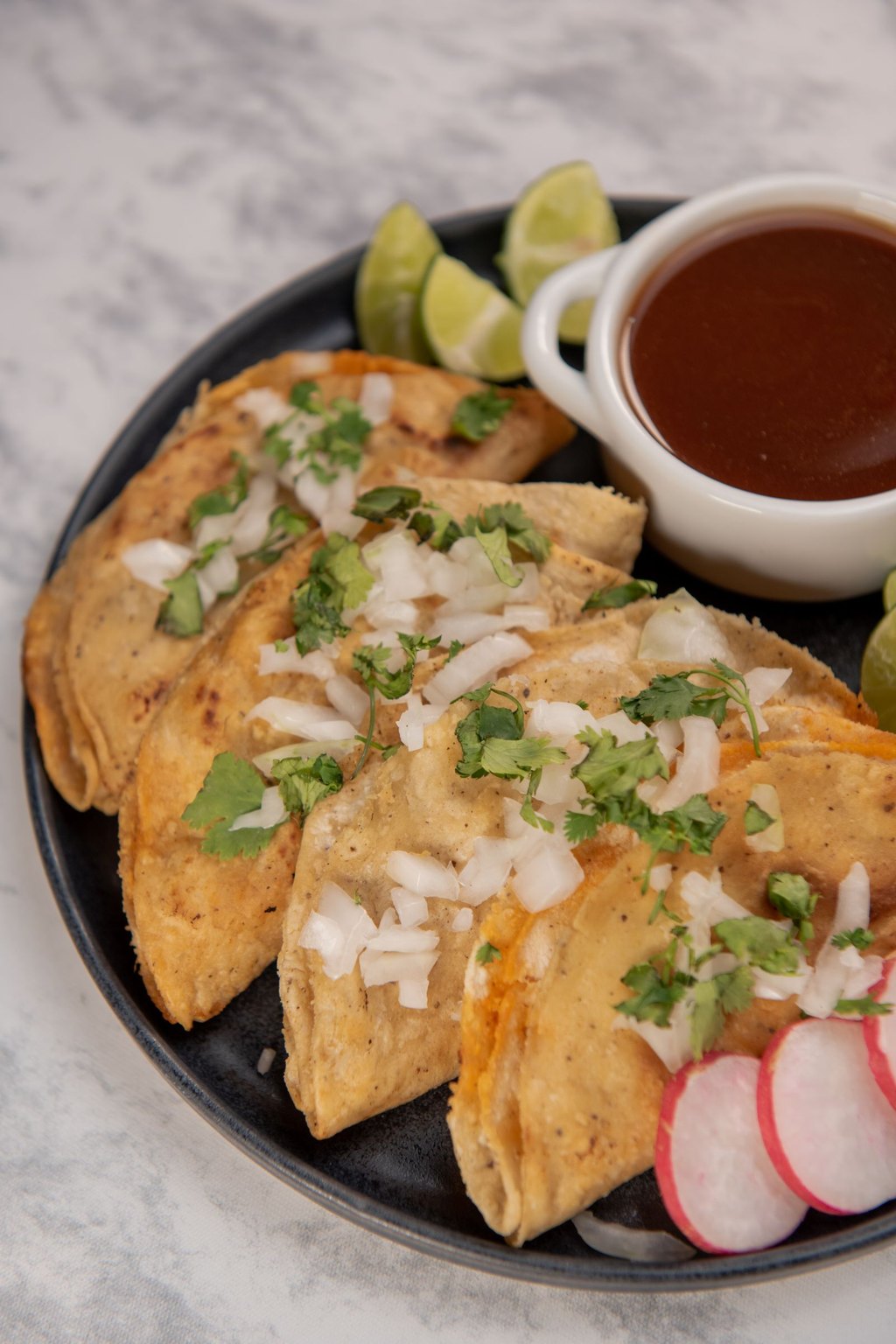 Quesatacos birria z wołowiną i bulionem do maczania