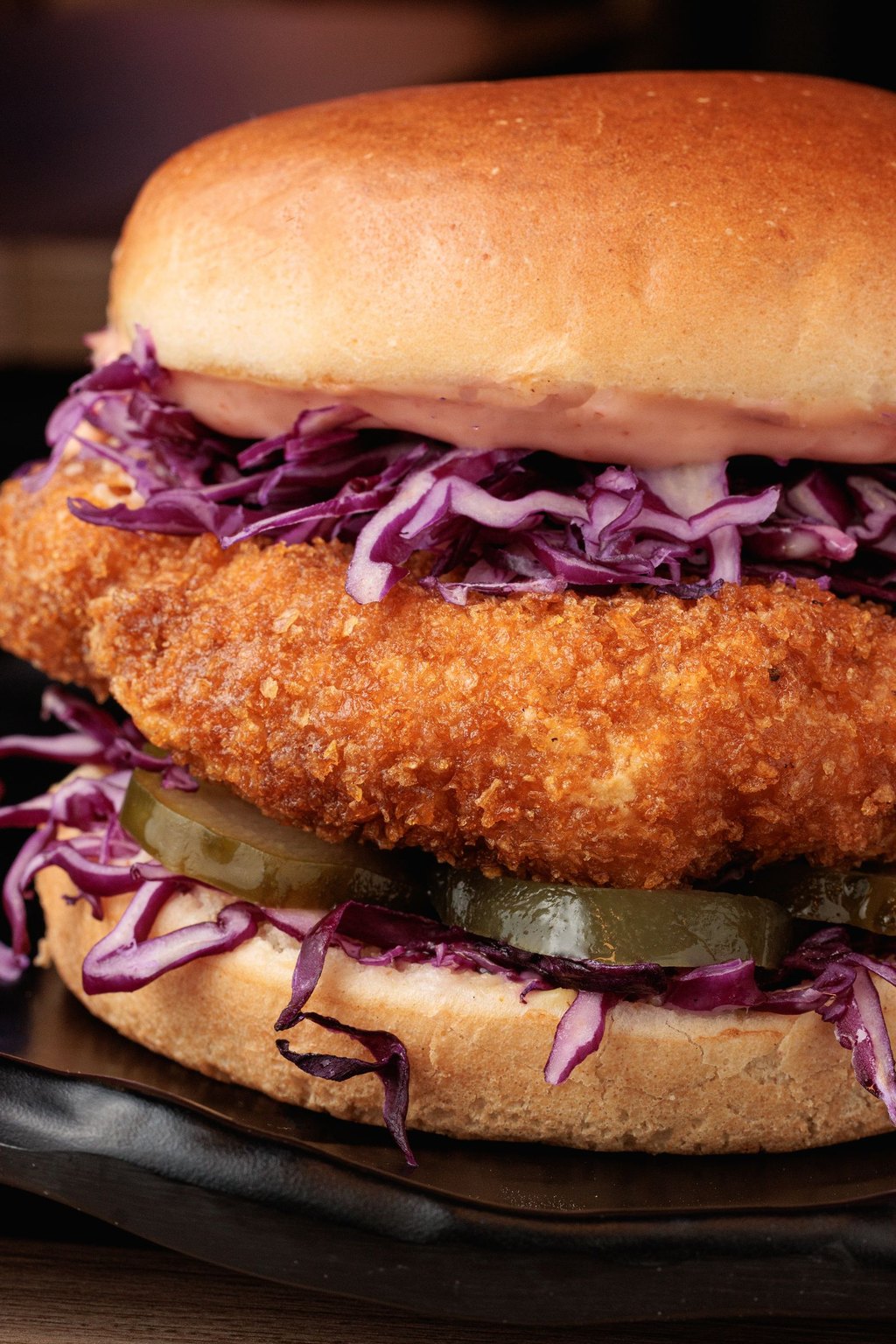 Chrupiący burger z kurczakiem, colesławem i ogórkami