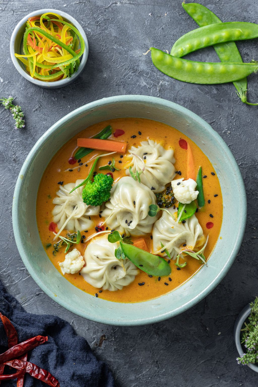 Pierożki z kurczakiem w kokosowym curry z limonką