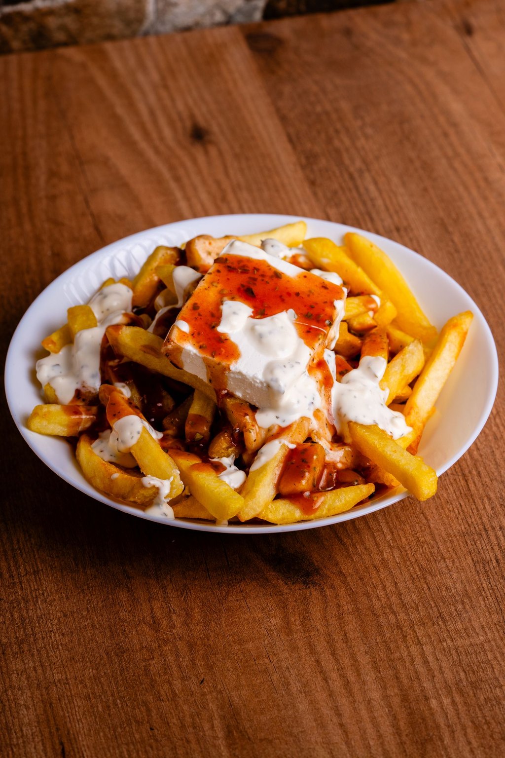 Gyros fries z kurczakiem, fetą i sosem czosnkowym