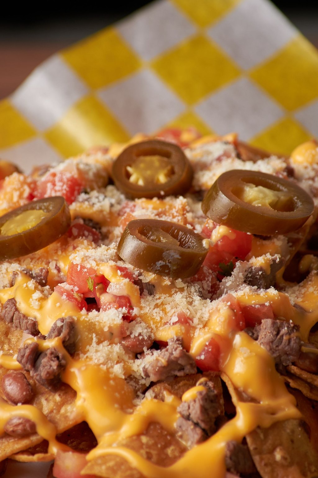 Loaded nachos z wołowiną, serem i jalapeño