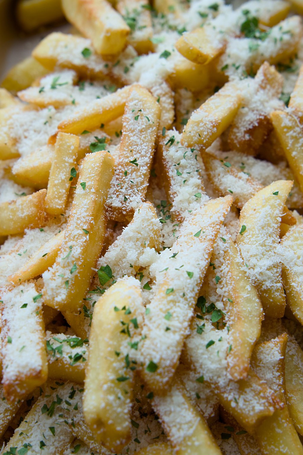 Frytki z parmezanem, czosnkiem i natką