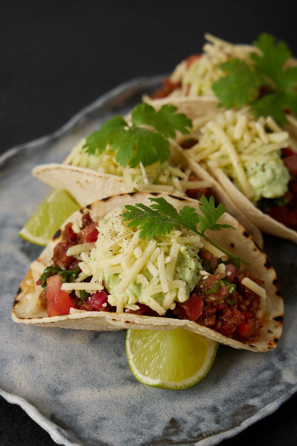 Smash tacos z wołowiną, cheddarem i guacamole