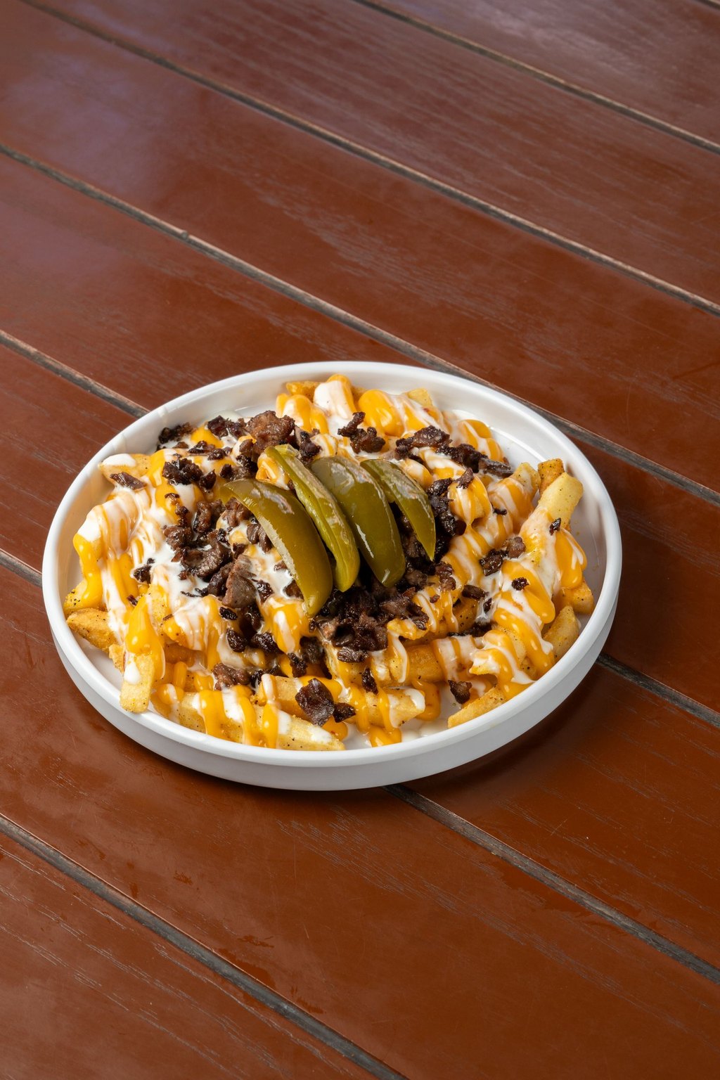 Taco fries z wołowiną, sosem serowym i jalapeño