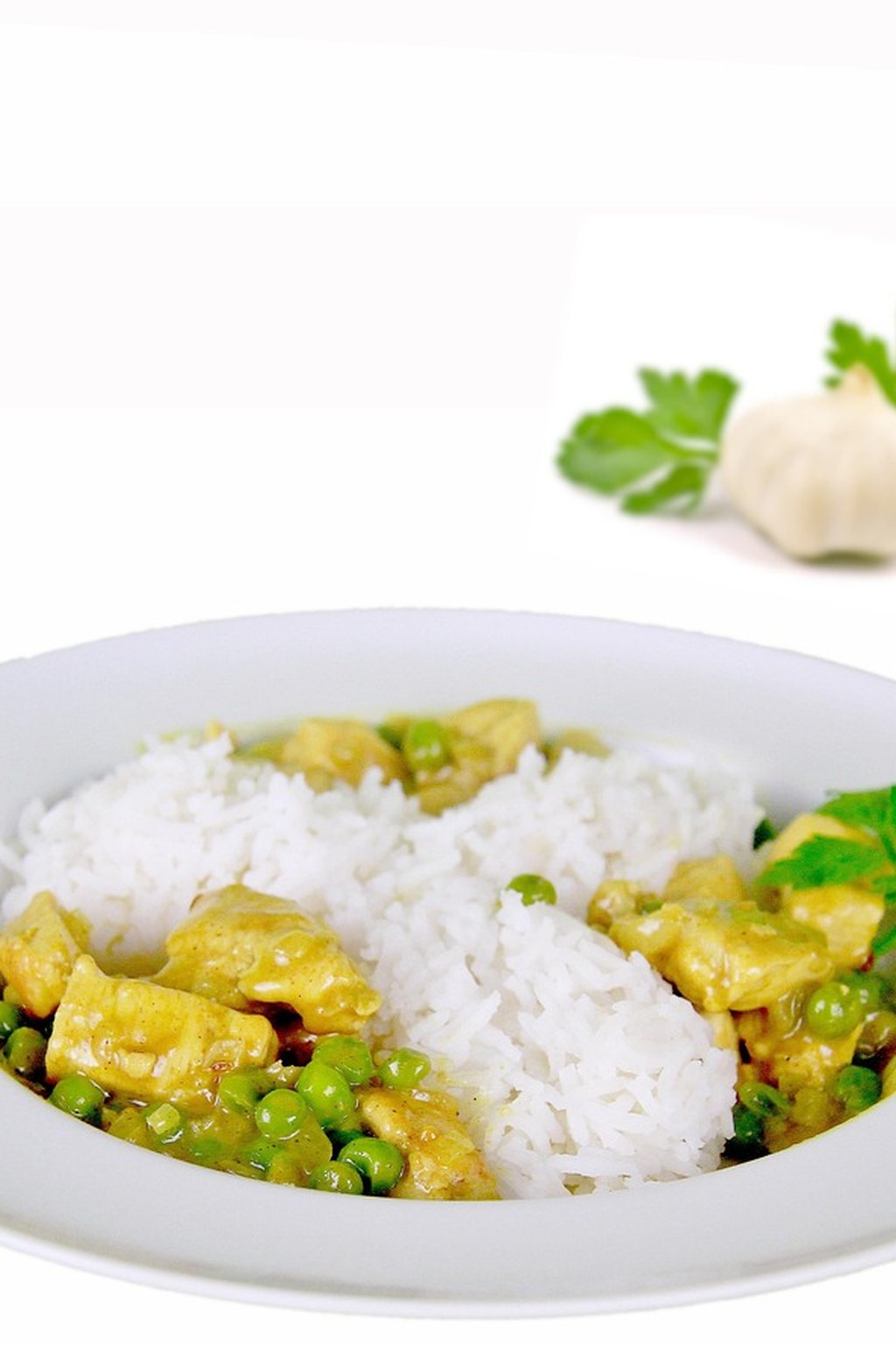 Jogurtowy kurczak curry z groszkiem i ryżem