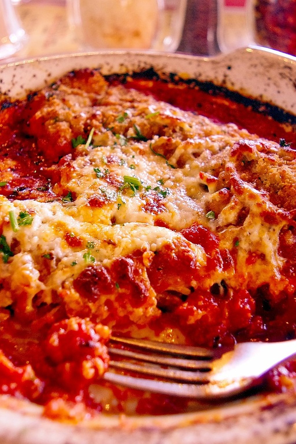 Kurczak zapiekany z mozzarellą w sosie pomidorowym