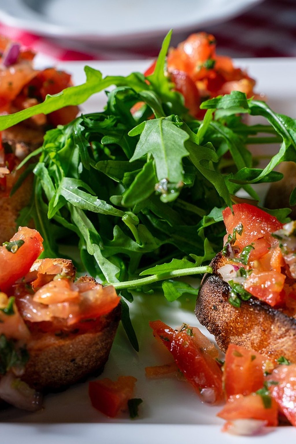 Crostini z pomidorem i rukolą