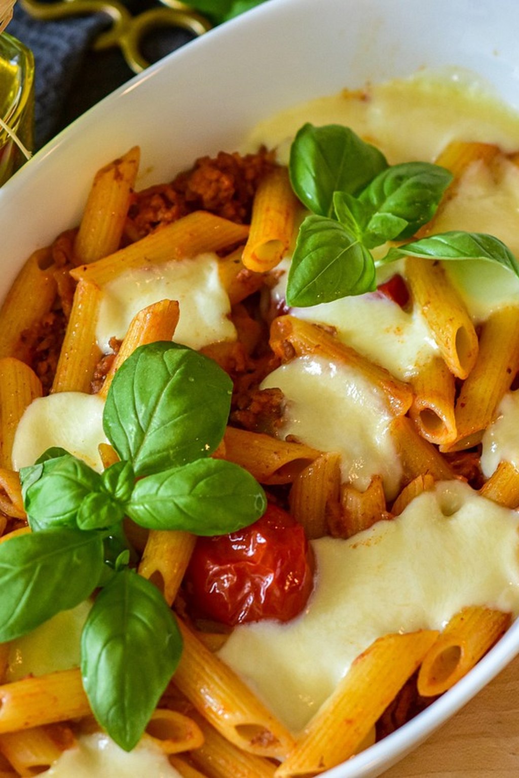 Makaron penne z pomidorami i mozzarellą