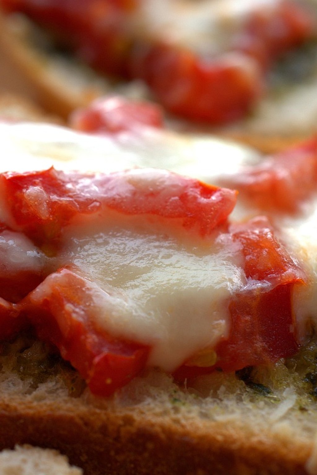 Bruschetta z pomidorem, mozzarellą i pesto