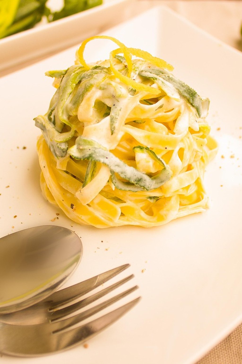 Kremowy makaron z cukinią i parmezanem