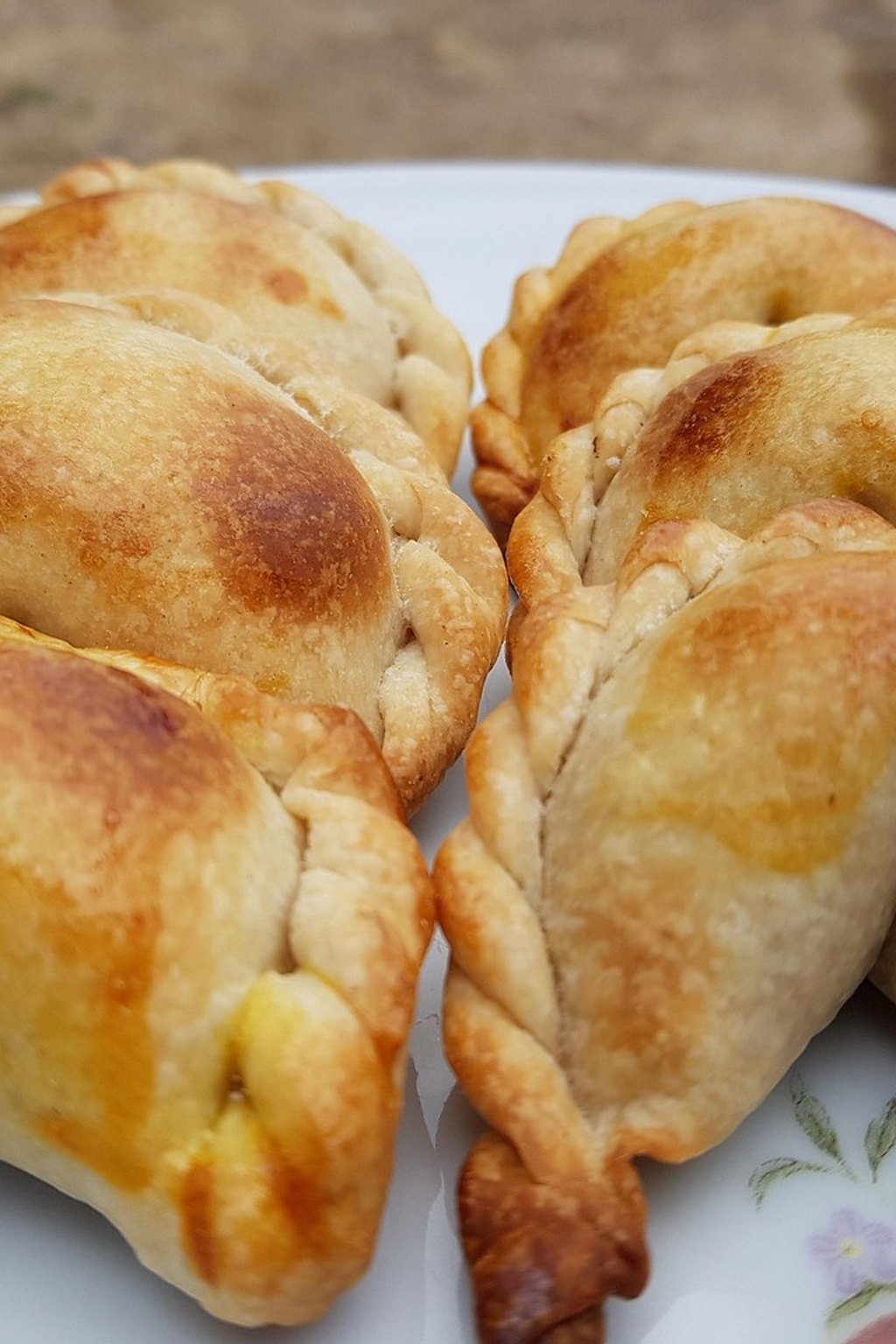 Pieczone empanadki z czarną fasolą i serem