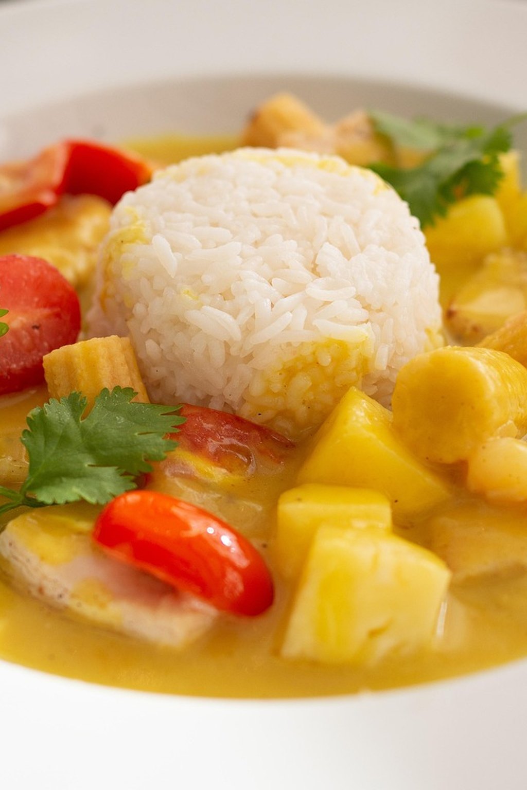 Żółte curry z kurczakiem, ryżem i ananasem