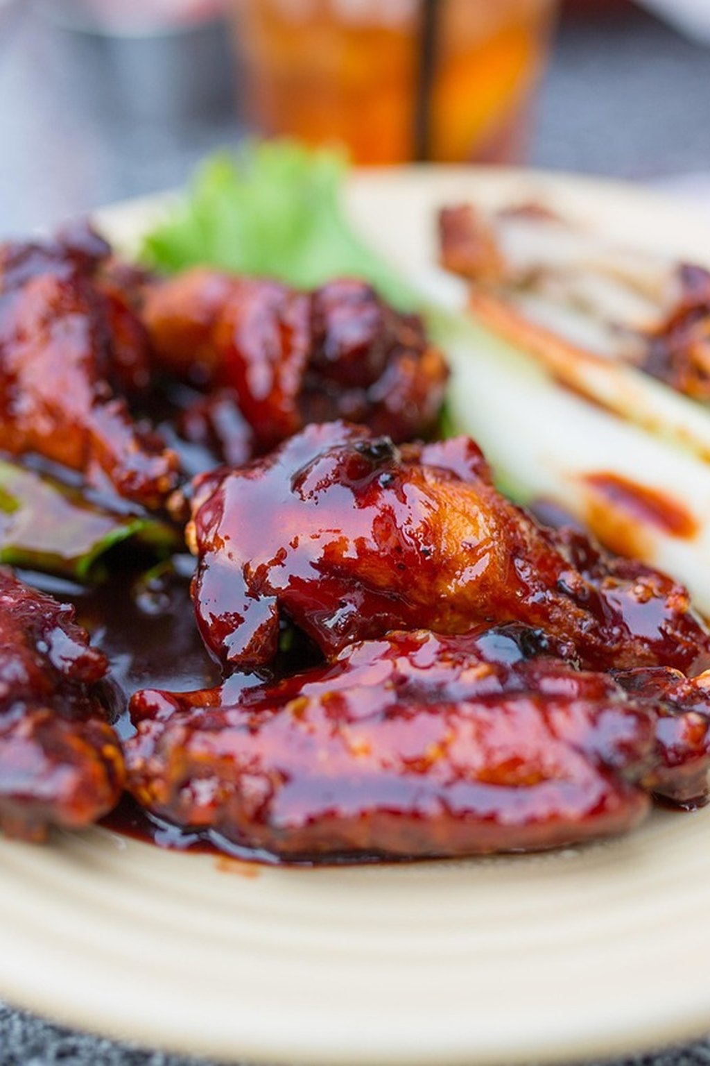 Skrzydełka barbecue z grillowaną cebulą