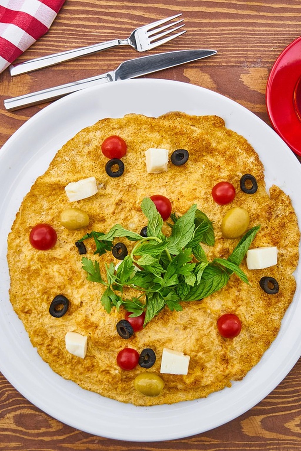 Śródziemnomorski omlet z fetą i oliwkami