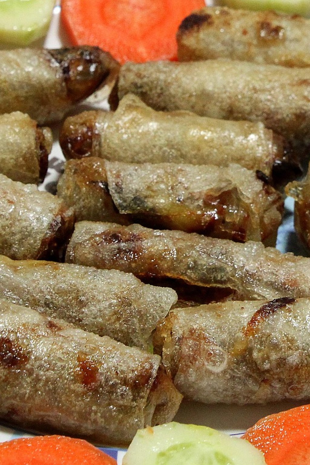 Wietnamskie roladki z kurczakiem i chrupiącymi warzywami