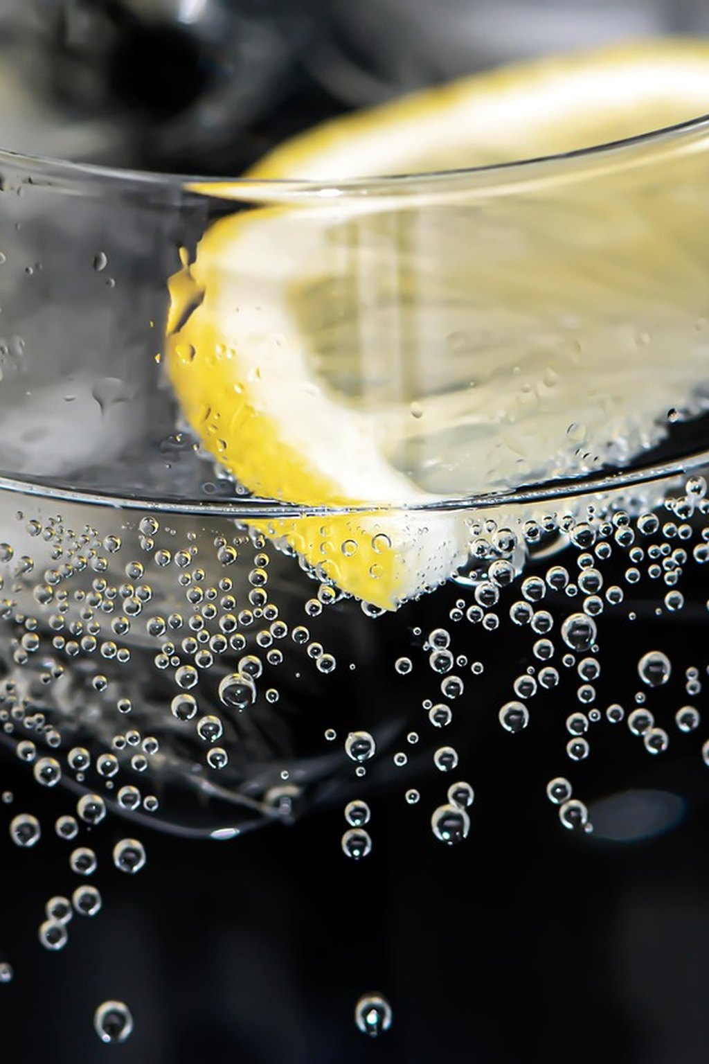 Schłodzony aperitif cytrusowy z bąbelkami