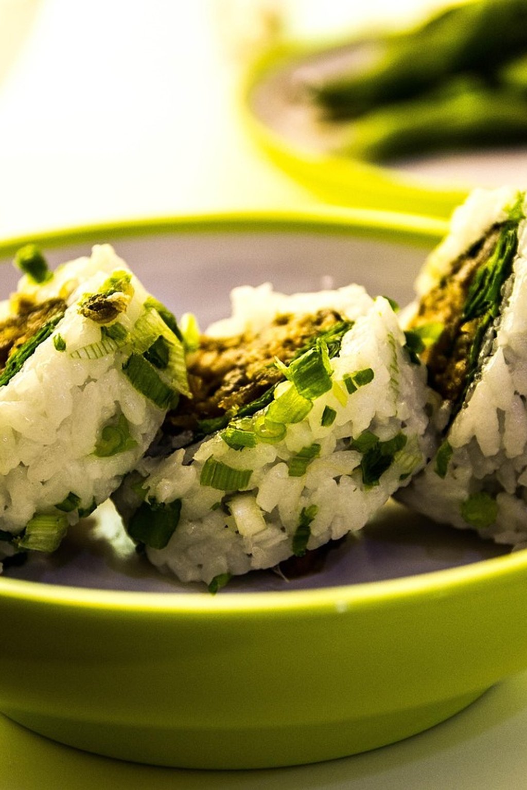 Onigiri z tuńczykiem i szczypiorkiem