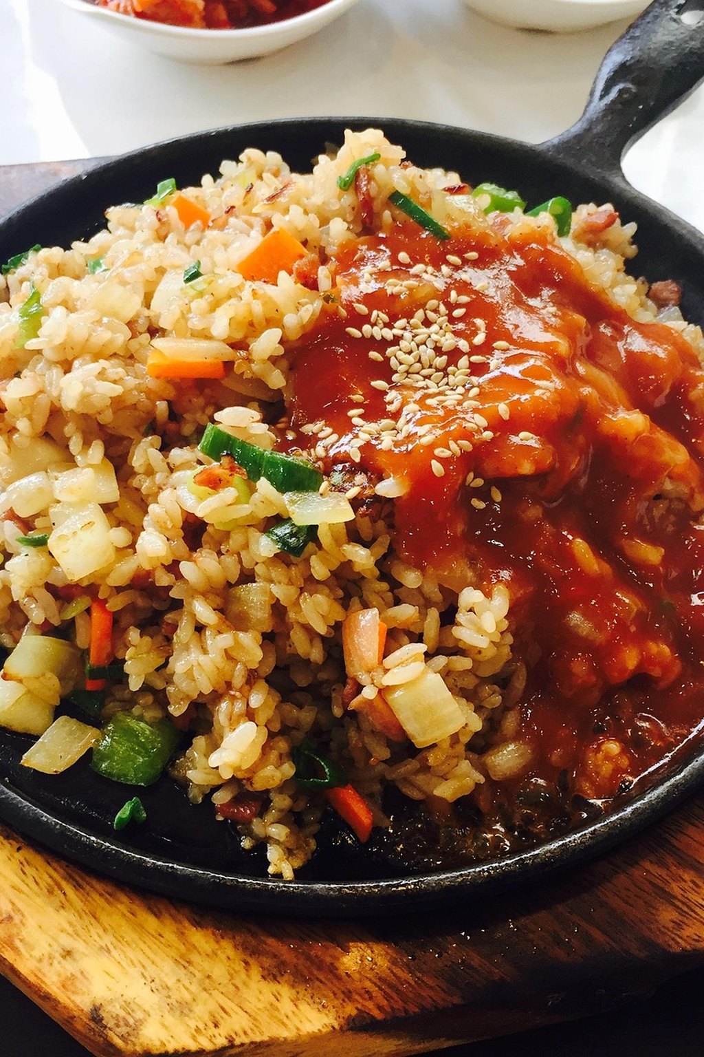 Koreański ryż smażony z warzywami i sosem gochujang
