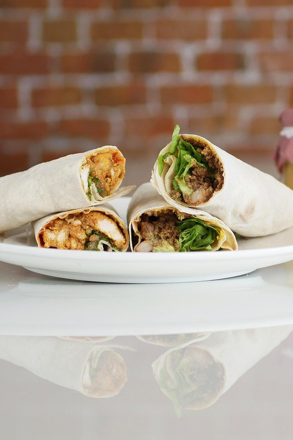 Tortilla z pikantnym kurczakiem i szpinakiem