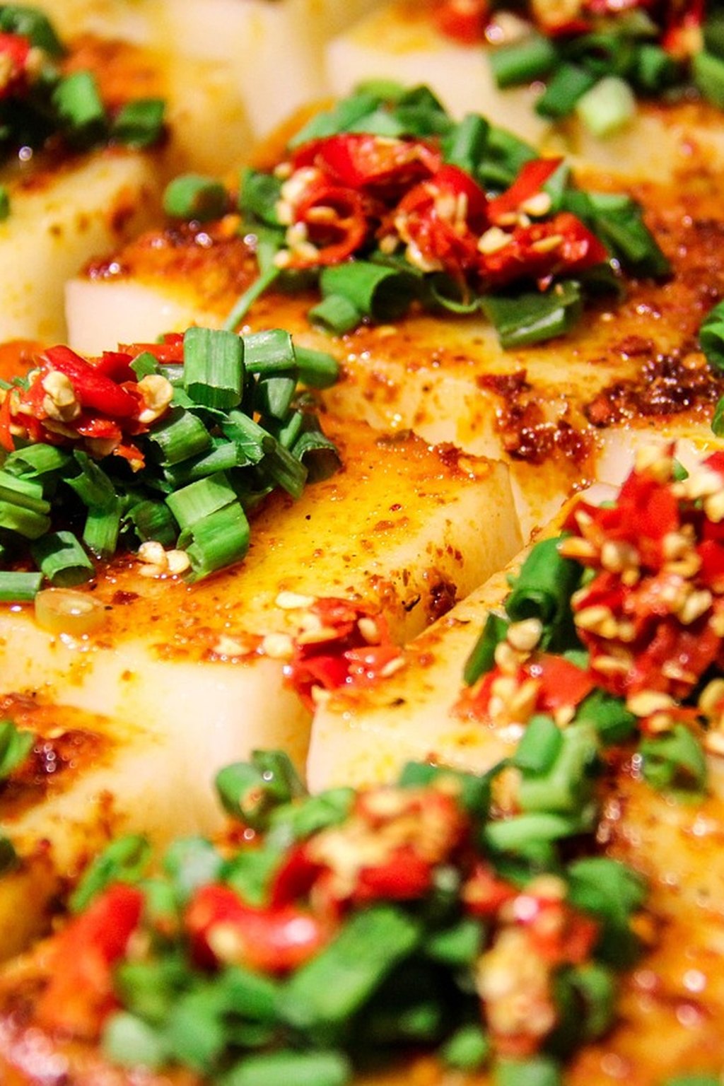 Tofu z czarnym octem, chili i szczypiorem