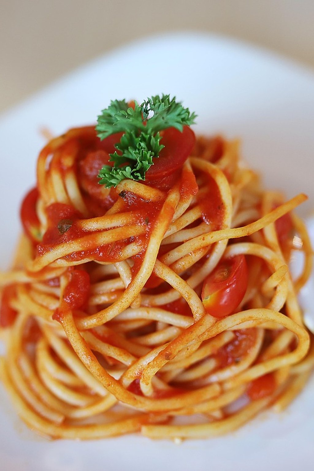 Spaghetti w sosie pomidorowym i natką pietruszki