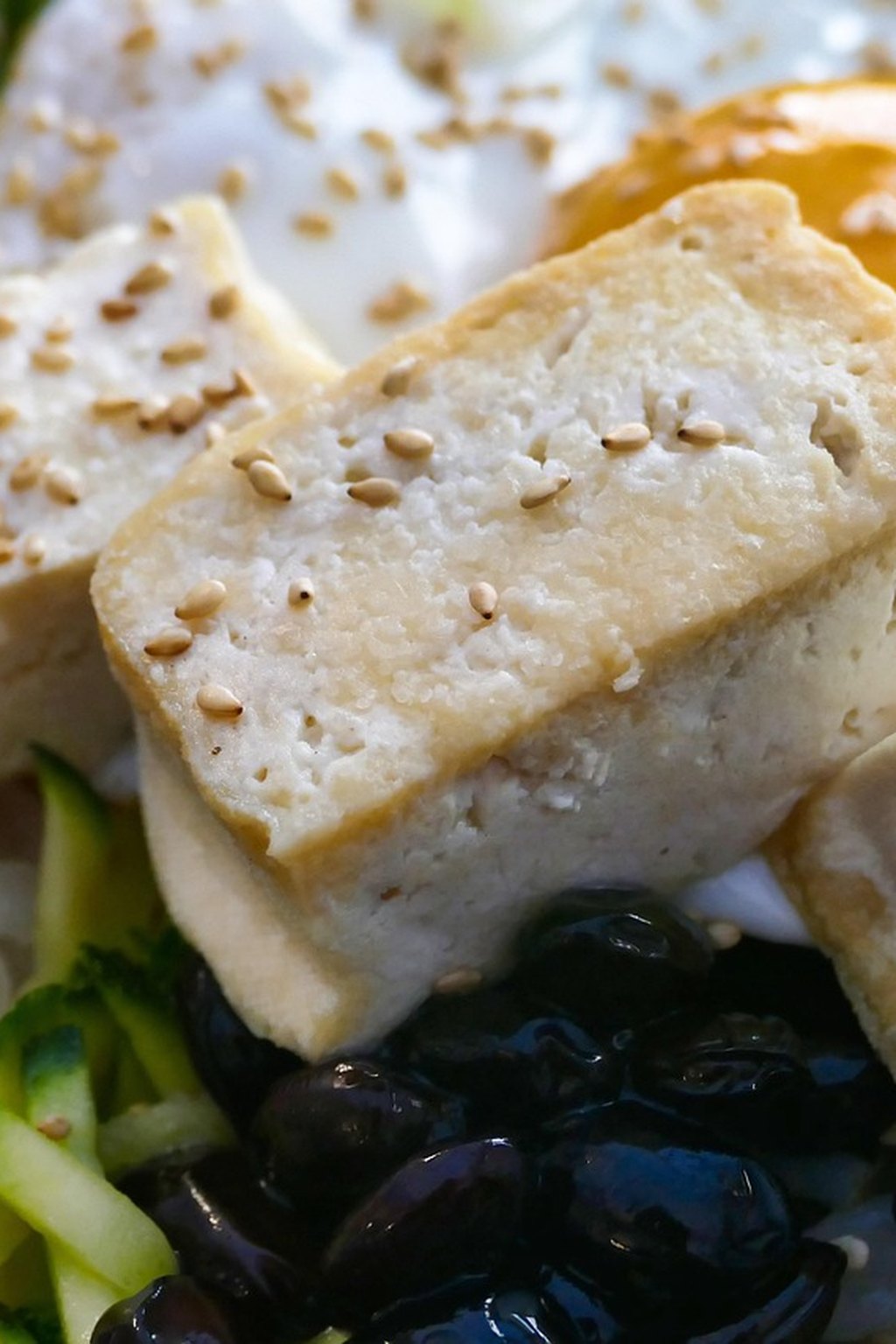 Chińska patelnia z tofu, ryżem i oliwkami