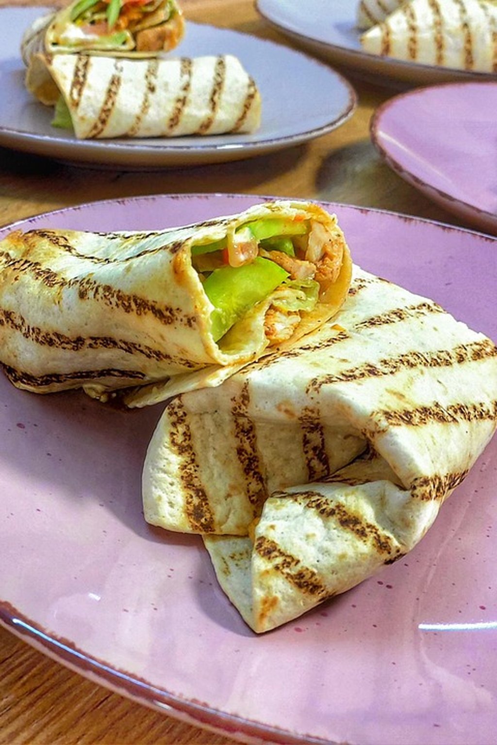 Szybka tortilla z kurczakiem i sosem jogurtowo-musztardowym