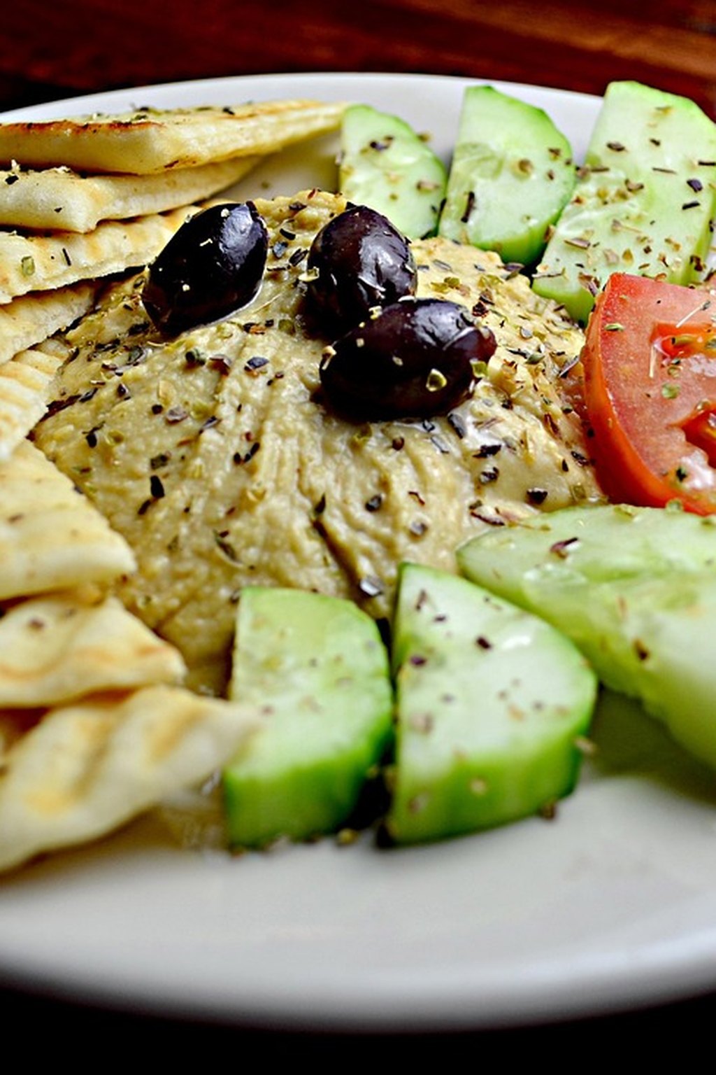 Talerz mezze z hummusem i pitą