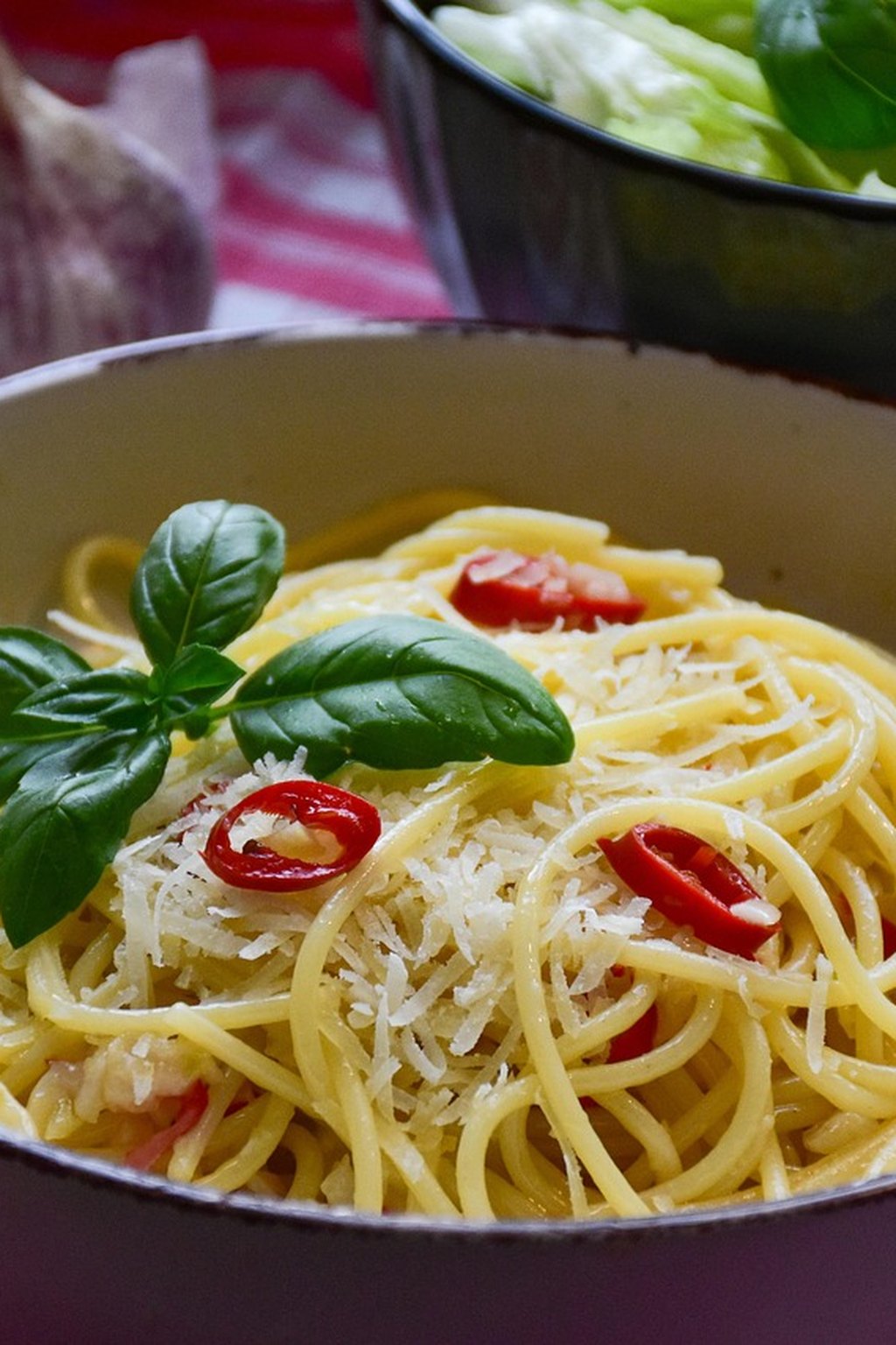 Spaghetti z parmezanem, bazylią i chili