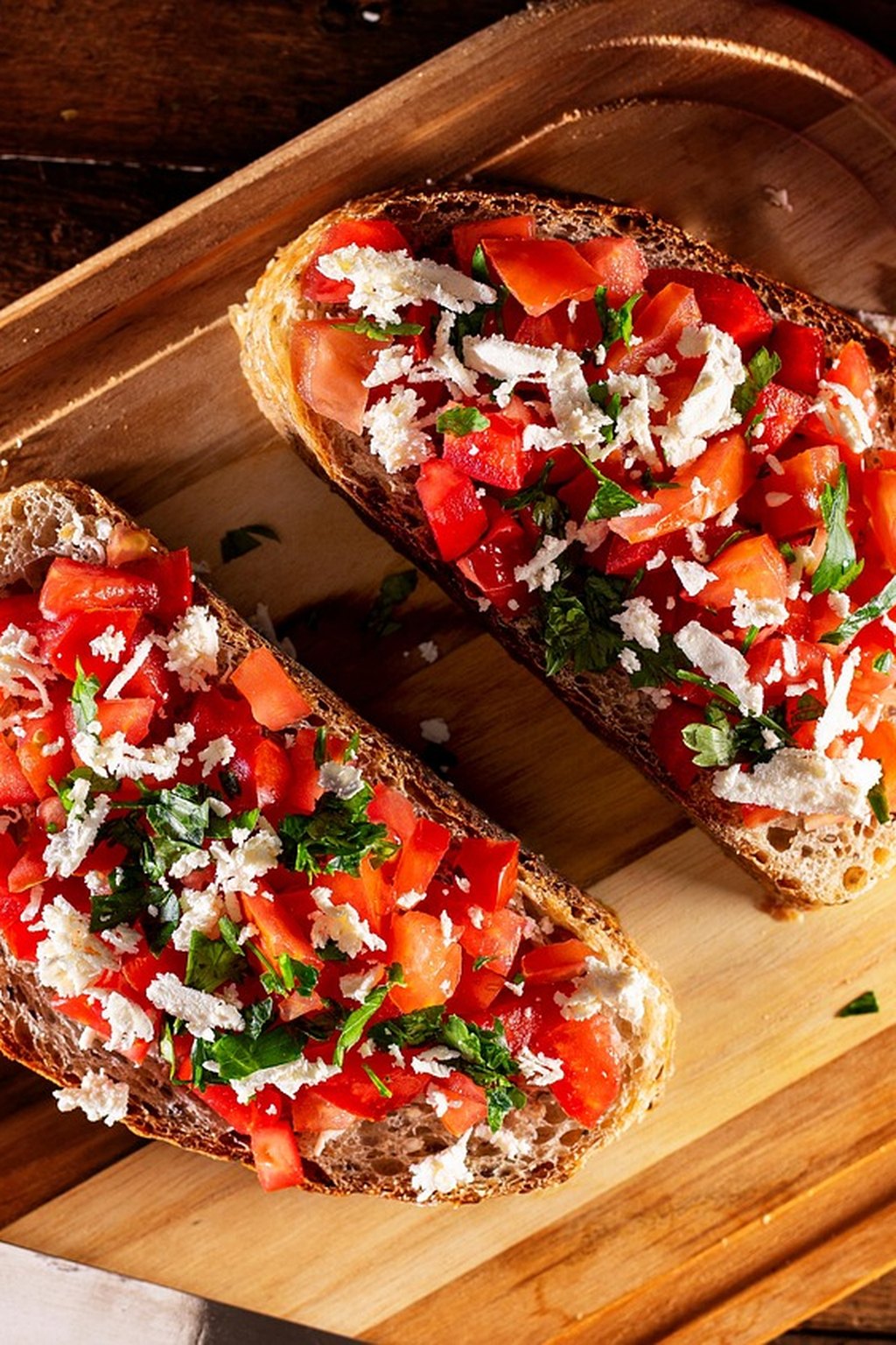 Grzanka caprese z pomidorem i fetą