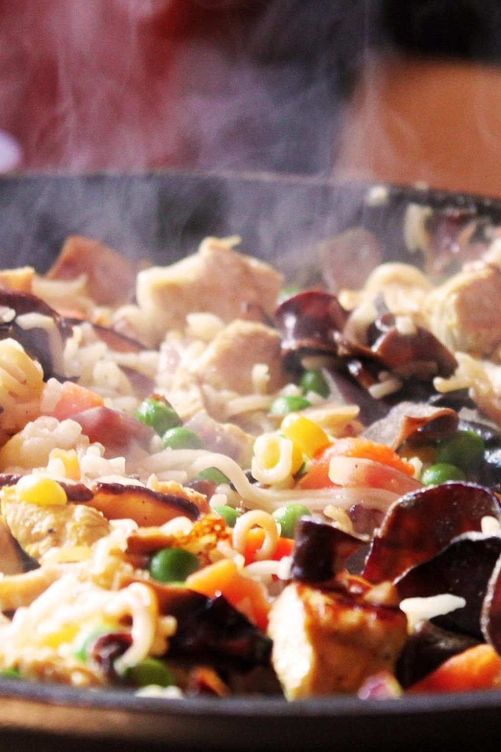 Chińska patelnia z tofu, makaronem i warzywami