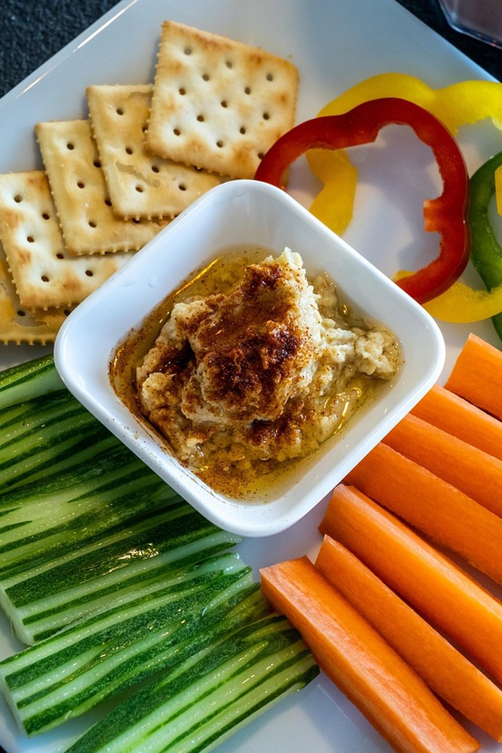 Kremowy hummus z warzywami i krakersami