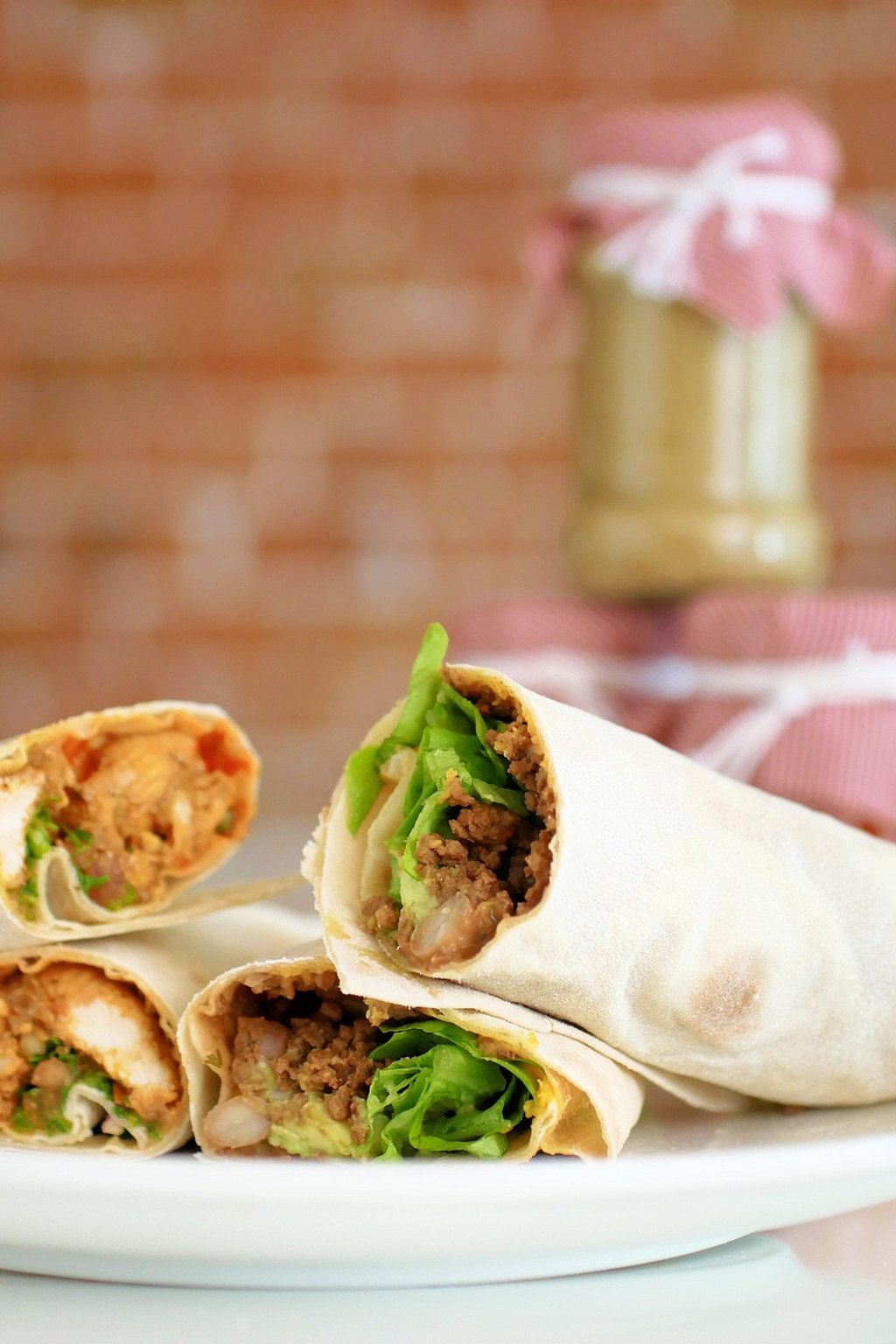 Tortilla z mięsem mielonym i sosem cytrynowym