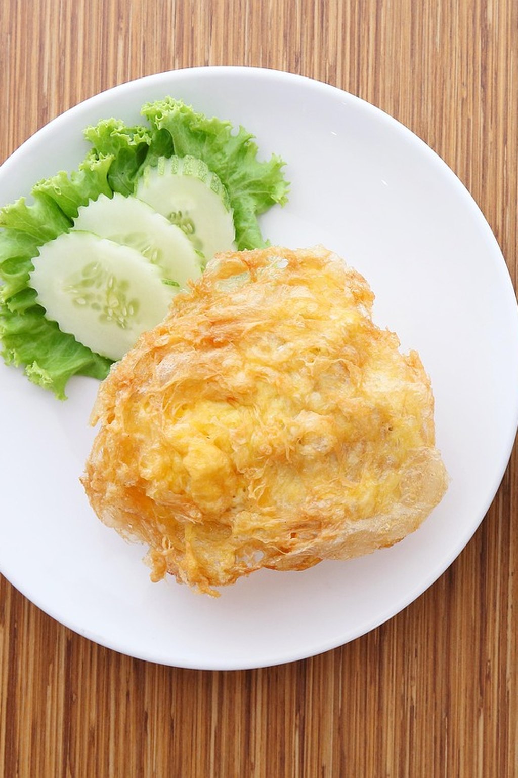 Tajski omlet na ryżu z ogórkiem